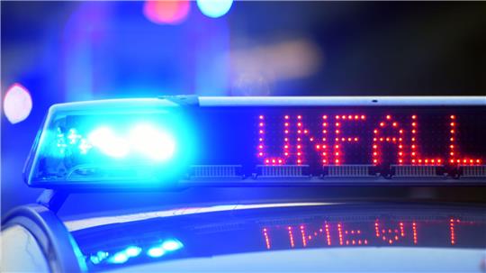 Auf der Bundesstraße 65 in Barsinghausen kommt es zu einem schweren Unfall nach einem Überholversuch - sieben Menschen werden verletzt. (Symbolbild)