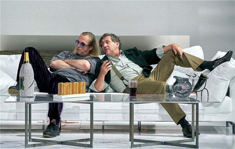 Mit der „Götterdämmerung” kommen die Buhs zurück Auf der Couch: Andreas Schager (Siegfried)und Michael Kupfer-Radecky (Gunther) im 1. Aufzug der "Götterdämmerung".
