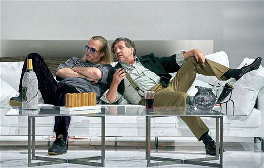 Auf der Couch: Andreas Schager (Siegfried)und Michael Kupfer-Radecky (Gunther) im 1. Aufzug der "Götterdämmerung".