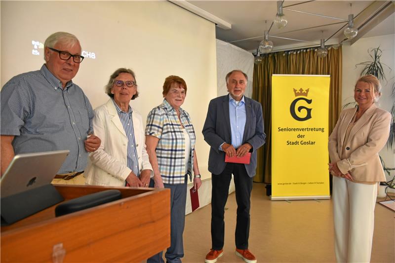 Auf der Delegiertenkonferenz der Seniorenvertretung sagen Siegfried Rey (li.) und Oberbürgermeisterin Urte Schwerdtner (re.) anwesenden Ehemaligen der SV noch einmal danke – hier Eva-Maria Mohr, Annelies Ebeling und Armin Nitsche.  Fotos: Kempfer