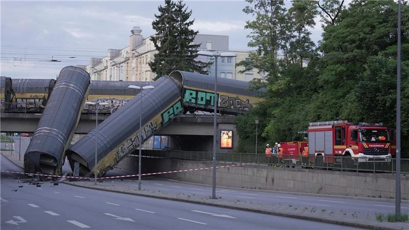 Auf der Eisenbahnbrücke, wo die Gleise über eine Weichenverbindung zusammengeführt werden, soll ein Güterzug auf das Gleis mit dem anderen Zug geleitet worden sein.