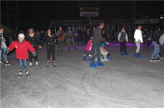 Auf der Eisfläche wird verkleidet Runde um Runde gedreht. Foto: Breutel