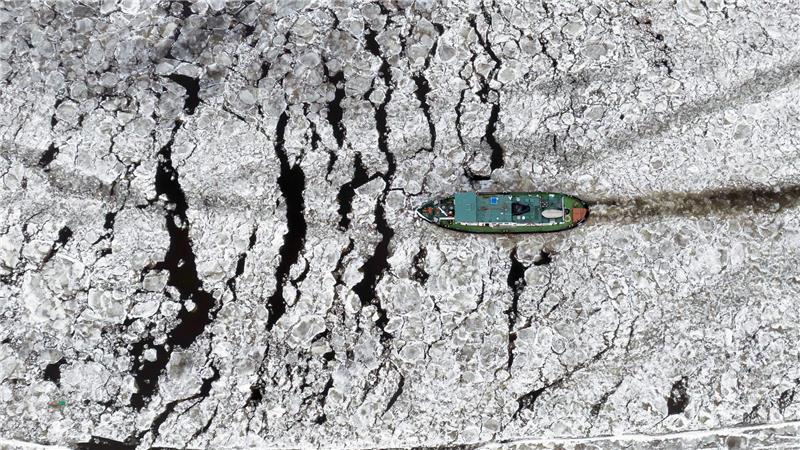 Auf der Elbe war am Mittag noch viel Eis.