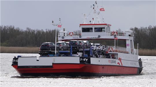 Auf der Elbfähre zwischen Glückstadt und Wischhafen müssen Fahrgäste jetzt einen Zuschlag zahlen. (Archivfoto)