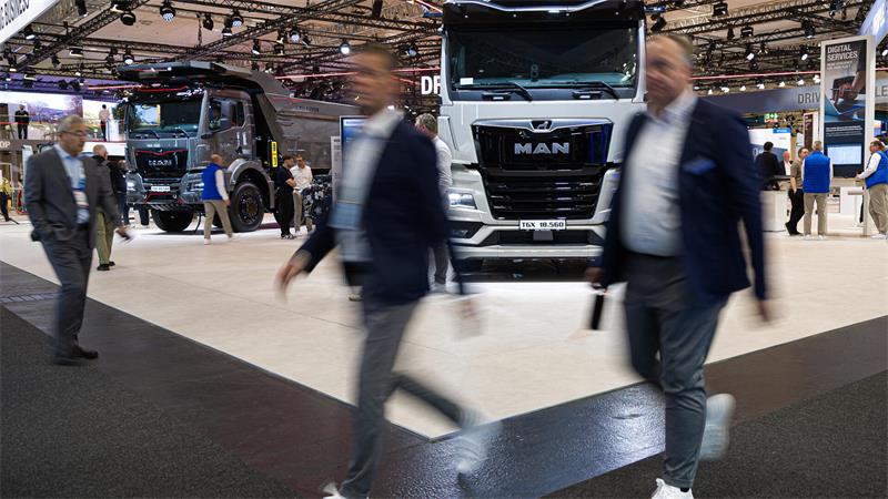 Verschiedene Lastwagen werden am Stand von MAN Truck & Bus auf der Messe IAA Transportation präsentiert.