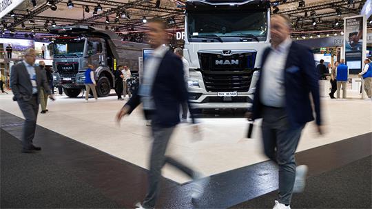 Verschiedene Lastwagen werden am Stand von MAN Truck & Bus auf der Messe IAA Transportation präsentiert.