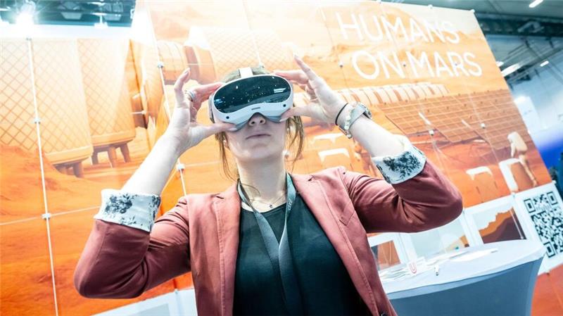Auf der Fachmesse Space Tech Expo Europe stellt die Universität Bremen ihr Forschungsprojekt „Die Marsperspektive“ vor und ermöglicht Interessierten, mit einer VR-Brille eine mögliche Forschungsstation auf dem Mars zu erkunden.