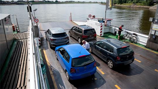 Auf der Fähre haben nicht nur Autos Platz, auch Lastwagen können mitfahren – wenn sie die Rampen am Ufer befahren können. 