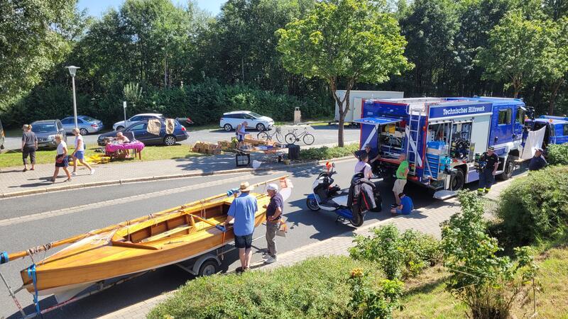 Auf der Festmeile präsentieren sich verschiedene Organisationen. Unter anderem das Technische Hilfswerk und der Segel-Club Goslar.
