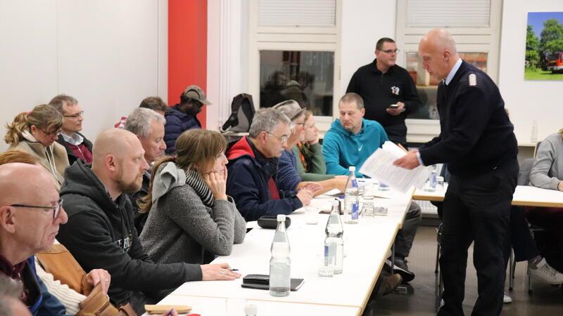 Goslar: Freiwillige Hochwasserhelfer beginnen ihre Qualifizierung Auf der Feuerwache: Ortsbrandmeister Udo Löprich teilt die Formulare für den notwendigen Verwaltungsakt aus.