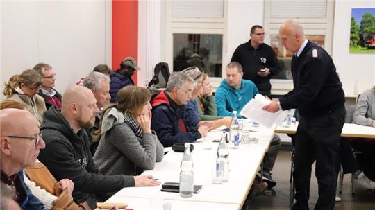 Auf der Feuerwache: Ortsbrandmeister Udo Löprich teilt die Formulare für den notwendigen Verwaltungsakt aus.