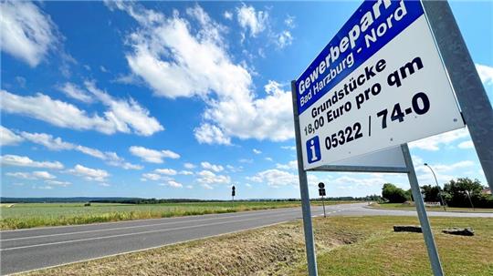 Auf der Fläche links der Kreisstraße 46 soll der neue Abschnitt des Gewerbegebiets entstehen. Die Kosten für Grundstücke werden dort höher sein als die 18 Euro pro Quadratmeter im alten Abschnitt – hier zu sehen auf einer Werbetafel.