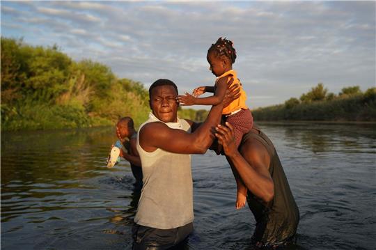 Auf der Flucht vor Armut und Konflikten in ihren Heimatländern kommen täglich Tausende Menschen in die USA - unter anderem über den Grenzfluss Rio Grande aus Mexiko.