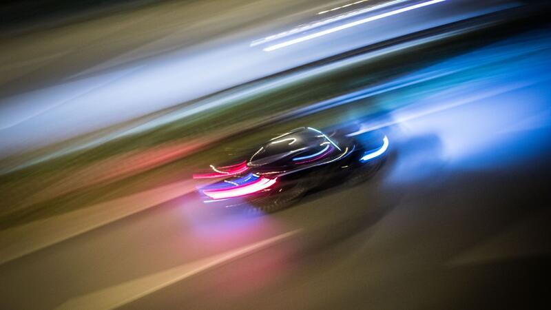 Auf der Flucht vor der Polizei stirbt der Beifahrer, nun steht der Autofahrer vor Gericht.