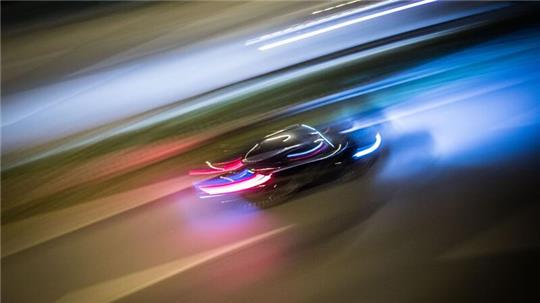 Auf der Flucht vor der Polizei stirbt der Beifahrer, nun steht der Autofahrer vor Gericht.