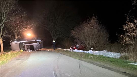 Auf der Flucht vor einer Polizeikontrolle hat sich ein 41 Jahre alter Autofahrer im Landkreis Rotenburg (Wümme) mit seinem Wagen überschlagen. Vom Unfall war auch ein zweites Auto betroffen. 