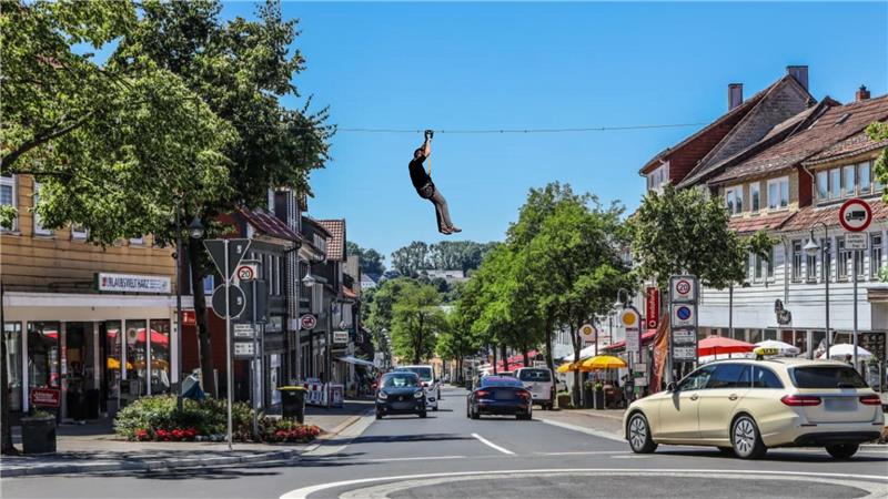 Auf der Fotomontage schwebt ein Mensch an einer Zipline über den Kronenplatzkreisel, wie Carsten Rehling es fordert.
