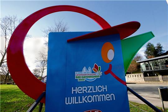 Auf der Gießkanne steht noch das alte Datum der Landesgartenschau. 2023 wird sie am 14. April eröffnen und sechs Tage länger bis zum 15. Oktober andauern. Fotos: Gereke
