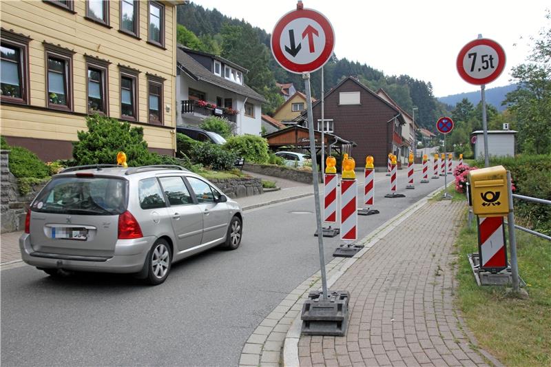 Auf der Hahnenkleer Straße verengen im Bereich der Laute Warnbaken die Straße.