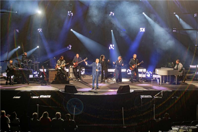 Auf der Hutbergbühne in Kamenz rockt Roland Kaiser bei seinem ersten Konzert 2021 sein Publikum.  Foto: René Plaul