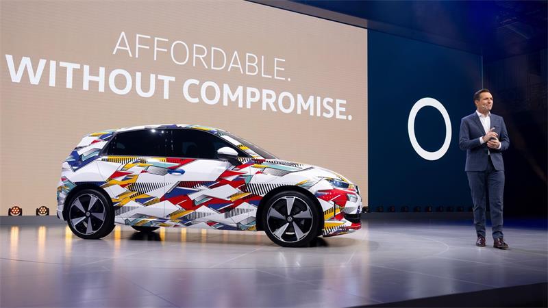 VW meldet mehr als 30.000 Bestellungen für E-Polo Auf der IAA in München im vergangenen Jahr stellte Markenchef Schäfer den ID. Polo vor - damals aber noch getarnt. (Archivbild)