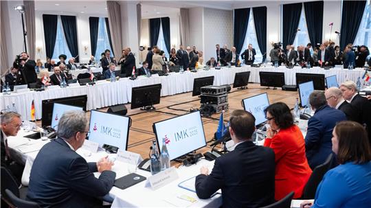 Auf der Innenministerkonferenz in Bremen haben die Innenminister über zahlreiche Themen diskutiert - unter anderem über Drohnenabwehr. 