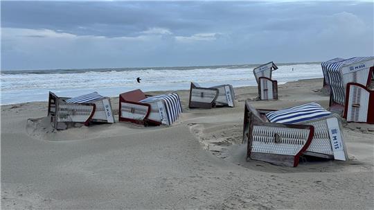 Auf der Insel Norderney kippten etliche Strandkörbe um. 