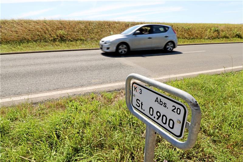 Straßenschäden bei Dörnten: Baufirma reagiert nicht Auf der K 3 in Dörnten sind Abschnitte der Fahrbahn mit Splitt instand gesetzt worden. Weil die Arbeiten nicht nach den Regeln der Technik ausgeführt wurden, fordert der Landkreis Goslar die Nachbesserung. Foto: Kühlewind