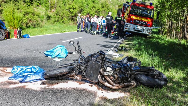 Ein verunfalltes Motorrad liegt auf der Straße 