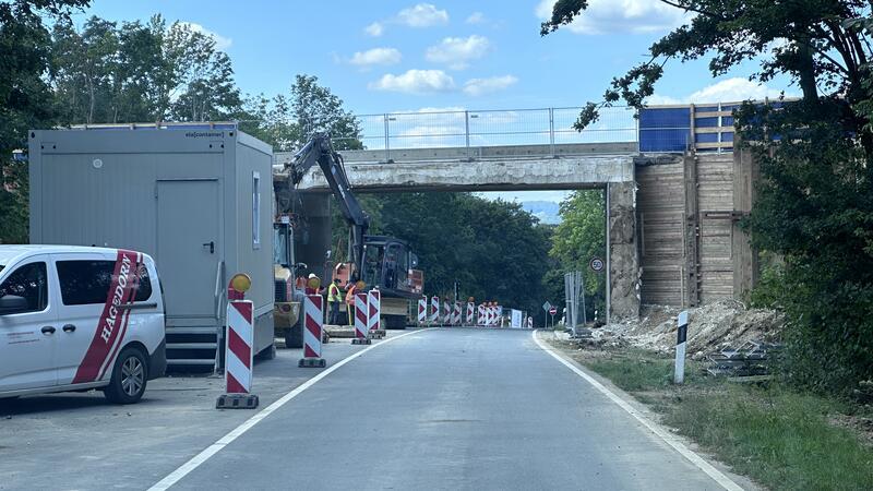 Autobahnbrücke ist weg: So geht es in Harlingerode jetzt weiter Auf der K46 wird der Verkehr per Ampelschaltung abwechselnd durch die Baustelle geführt.