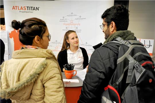 Auf der Karrieremesse treten Studenten in Kontakt mit Unternehmen. 21 Aussteller werden am Donnerstag in der Aula Academica erwartet.  Foto: Ernst/TU Clausthal