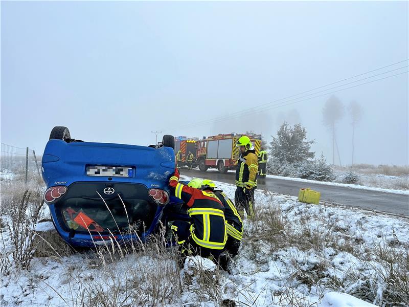 Auf der Kreisstraße zwischen Sophienhof und Rothesütte sorgt das rutschige Weiß für einen Verkehrsunfall. Foto: Eggers