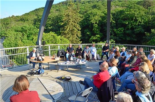 Auf der Krone des Baumwipfelpfades genießen bei schönstem Sommerwetter die Zuhörer die Krimilesung mit fünf Autoren