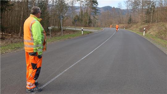 Auf der L 515 werden derzeit Markierungsarbeiten vorgenommen. Am Donnerstag soll die Straße wieder frei befahrbar sein.