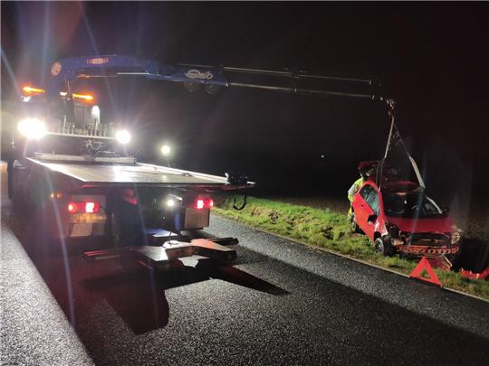 Auf der Landstraße 510 zwischen Döhren Weddingen kam es am Dienstagabend zu einem Unfall. Foto: Feuerwehr Döhren