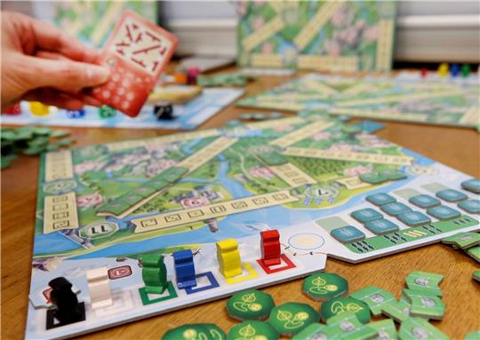 Auf der Messe können Fans Neuheiten ausprobieren, wie zum Beispiel das Spiel 
«Powerline» vom Green Planet Verlag.