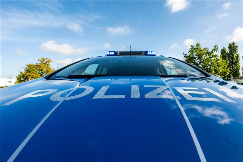 Hauseinbruch, Diebstahl, Alkoholfahrt Auf der Motorhaube eines Streifenwagens steht der Schriftzug «Polizei».