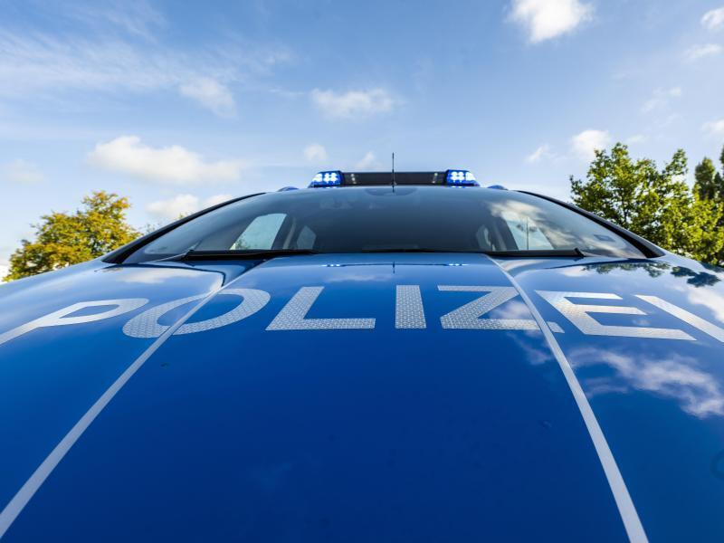 Polizei ermittelt wegen „Hitlergruß“ Auf der Motorhaube eines Streifenwagens steht der Schriftzug «Polizei». Foto: David Inderlied/dpa/Illustration