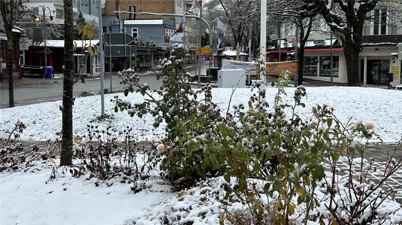 Auf der Neuen Mitte in Braunlage liegt der Schnee auch Montag gegen Mittag noch.