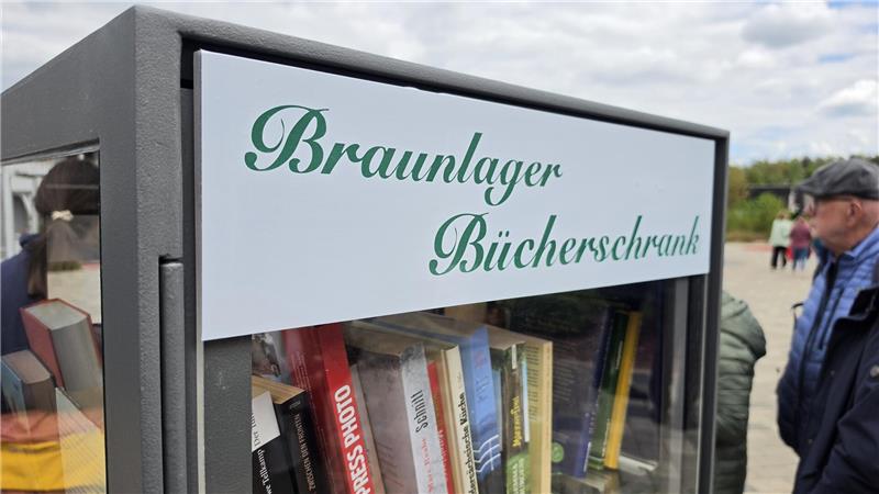 Warum der Umweltminister im Harz eine Kartoffel pflanzt Auf der Neuen Mitte steht jetzt ein Bücherschrank zum Tauschen.