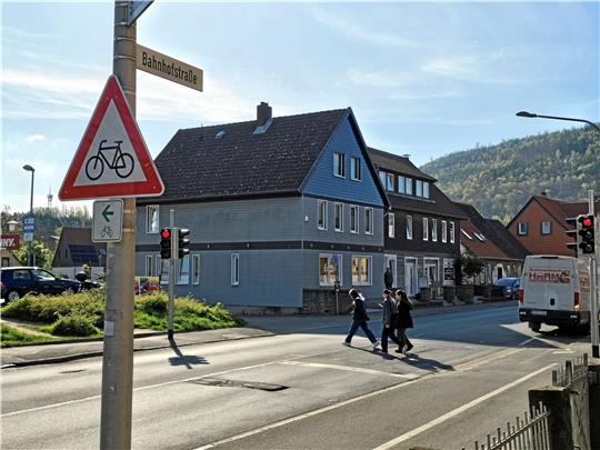 Auf der Okeraner Bahnhofstraße gilt jetzt wieder Tempo 50.  Foto: Sowa