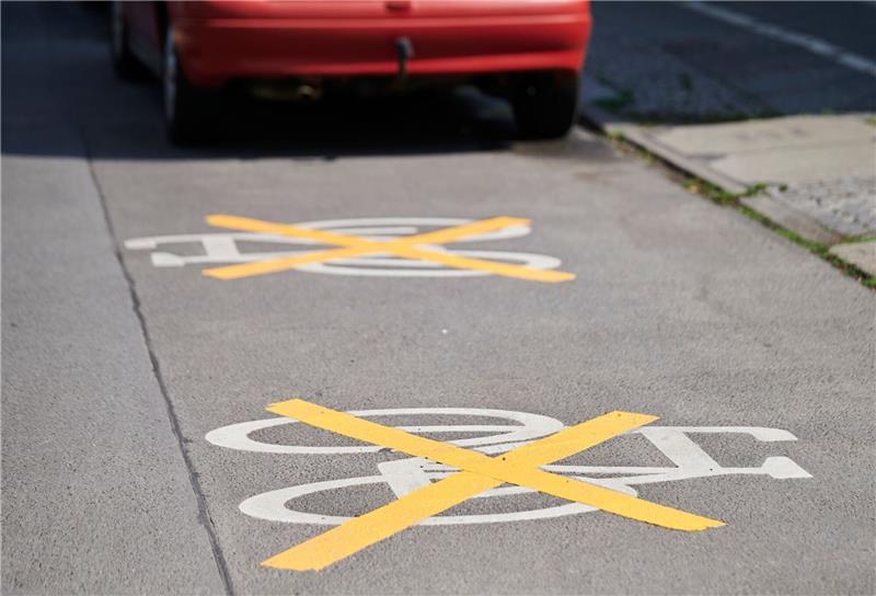 Auf der Ollenhauer Straße sind die Zeichen für den Radweg mit gelben Kreuzen zugeklebt und Autos parken darauf. Der Radweg existiert nicht mehr.