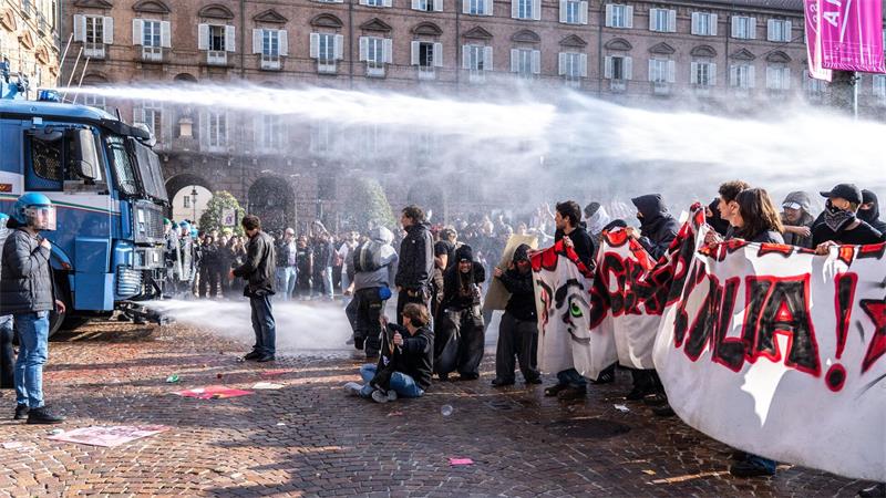 Auf der Piazza Castello wird während des Generalstreiks von Studierenden und Arbeitnehmern, zu dem die Gewerkschaft USB aufgerufen hatte, um auf die hohen Lebenshaltungskosten aufmerksam zu machen und gegen die Aufrüstung zu protestieren, ein Wasserwerfer eingesetzt.
