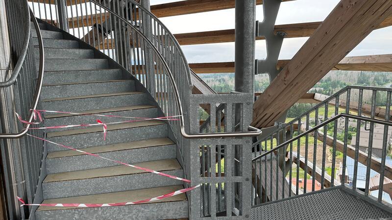 Die komplette Eröffnung des Harzturms ist absehbar Auf der Plattform, von der aus gerutscht werden kann, ist Schluss: Die obere Aussichtplattform ist am Freitag fest in der Hand der Handwerker und darf von den Besuchern nicht betreten werden.