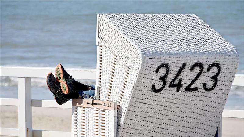 Auf der Promenade von Westerland stehen bereits die ersten Strandkörbe. (Symbolbild)