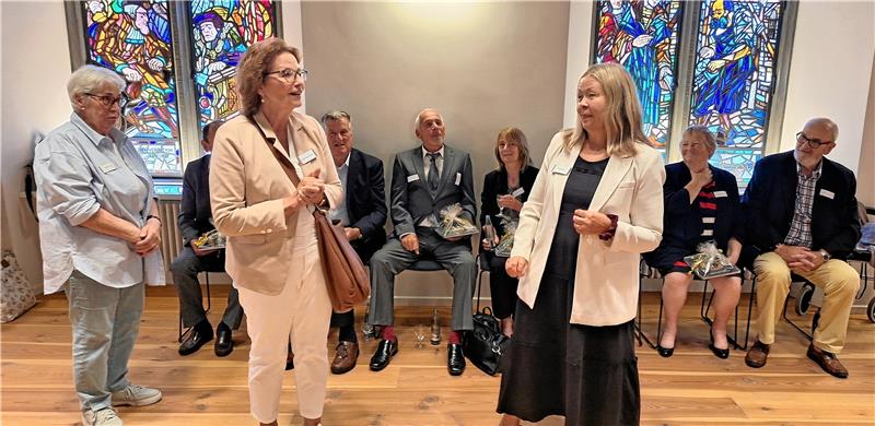 „Initiative Stolpersteine“: Ein Dankesbrief aus England Auf der Rathausdiele (vorn von rechts): Jessica Habel ergreift vor weiteren Nachfahren der Goslarer Nazi-Opfer das Wort und lässt ihre Rede von Dagmar Mönnecke-Koroma übersetzen. Ein Einsatz, den sie in ihrem Brief explizit lobt. Foto: Privat