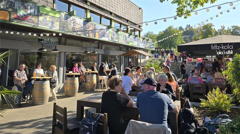 Auf der Rathausstraße von Hahnenklee locken die Cafés zum Einkehren.