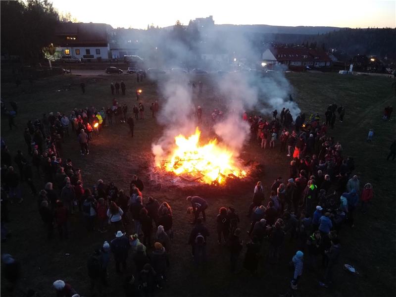 Auf der Rose bei Altenau feiern laut Rüdiger Kail vom Heimatbund den gesamten Abend über mehr als 800 Besucher am Osterfeuer.  Fotos: Neuendorf