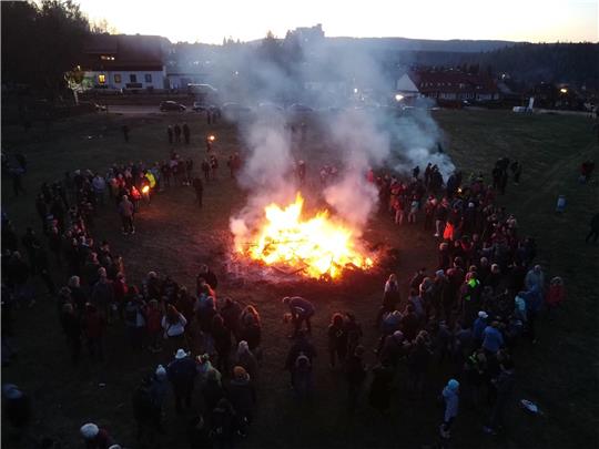 Auf der Rose bei Altenau feiern laut Rüdiger Kail vom Heimatbund den gesamten Abend über mehr als 800 Besucher am Osterfeuer.  Fotos: Neuendorf