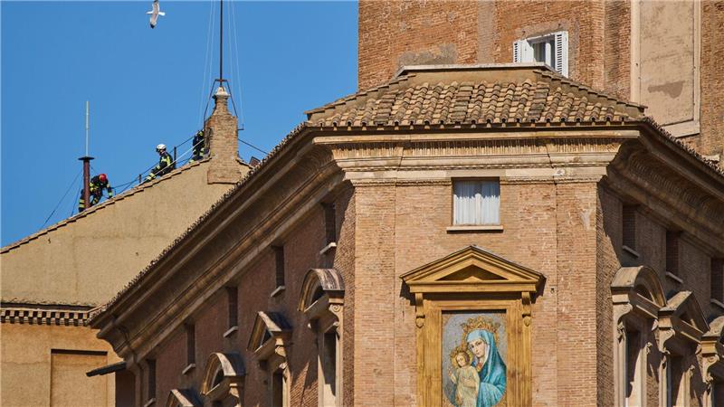 Kamin zur Papstwahl nun auf Sixtinischer Kapelle Auf der Sixtinischen Kapelle steht nun der weltberühmte Kamin.